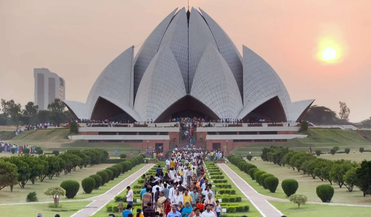 Lotus Temple – One of the Most Unique Tourist Attractions in New Delhi